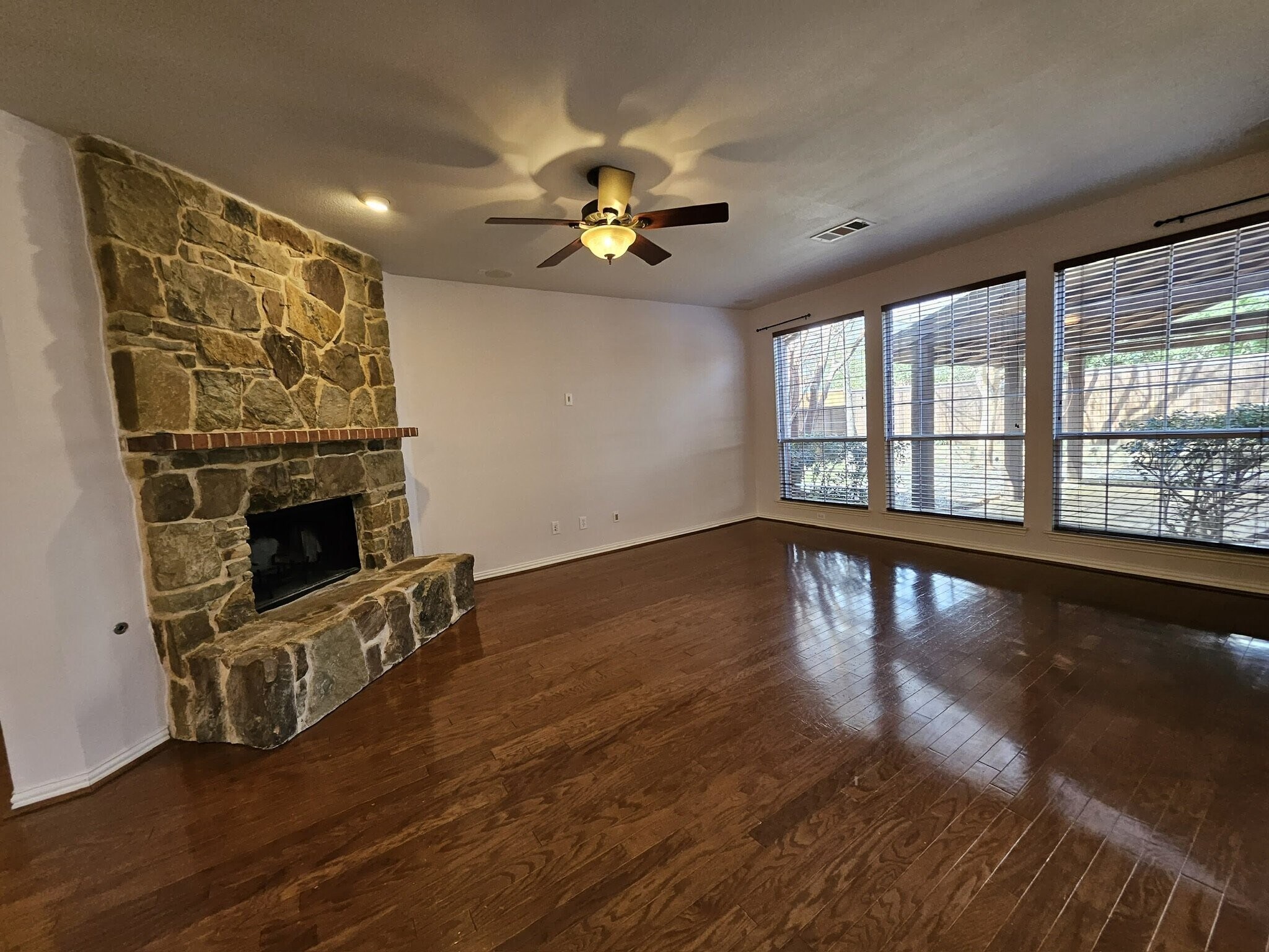 Building Photo - 1221 Capital Dr
