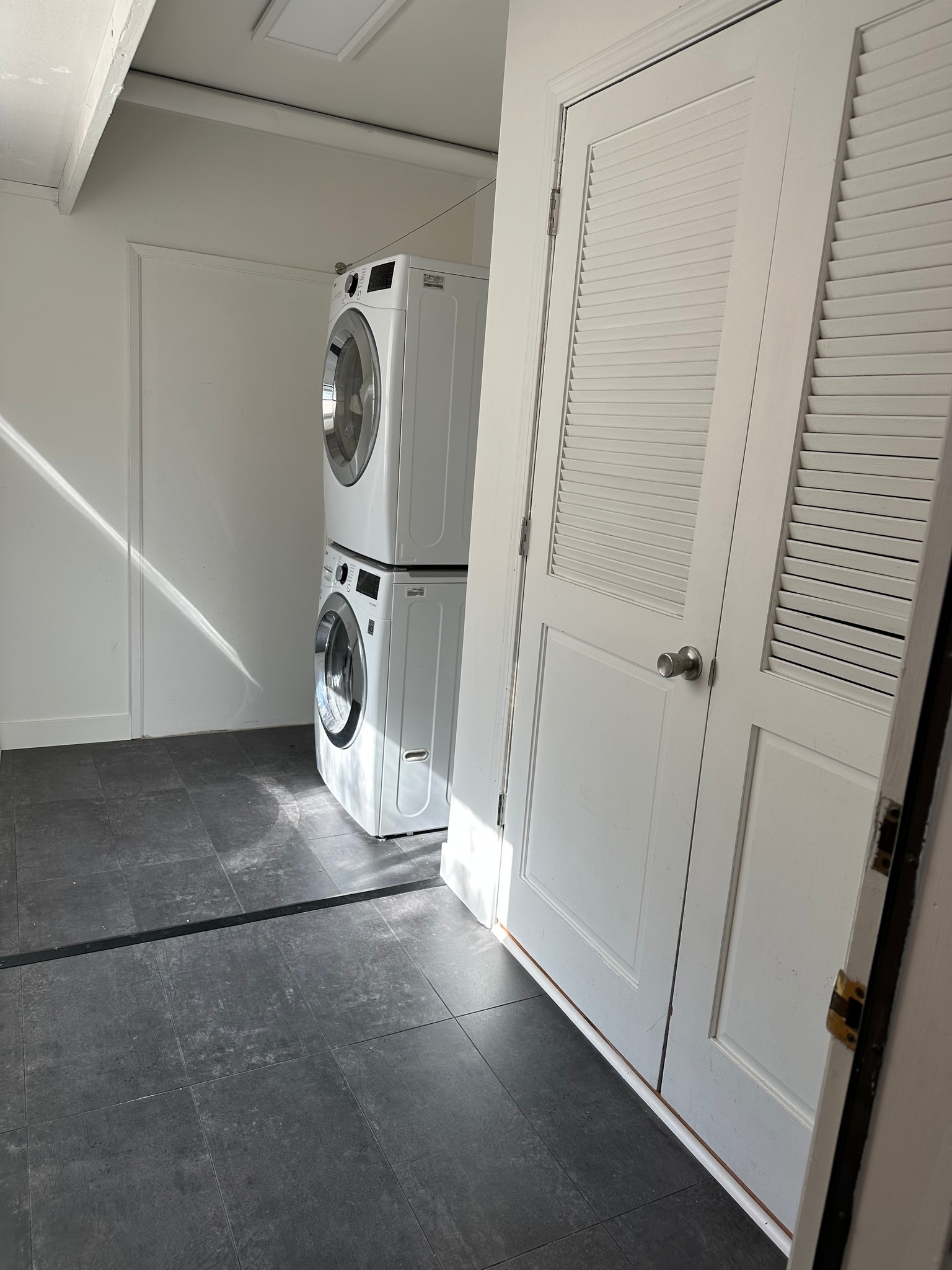 Bonus room with private laundry - 681 37th Ave