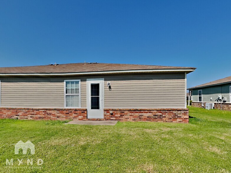 Building Photo - 5717 N 33rd St