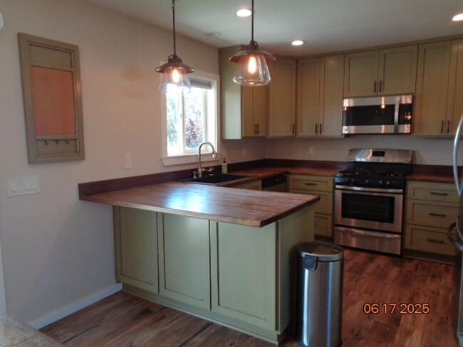 Building Photo - Immaculate Custom 1 Story on Shared 2.5 acres