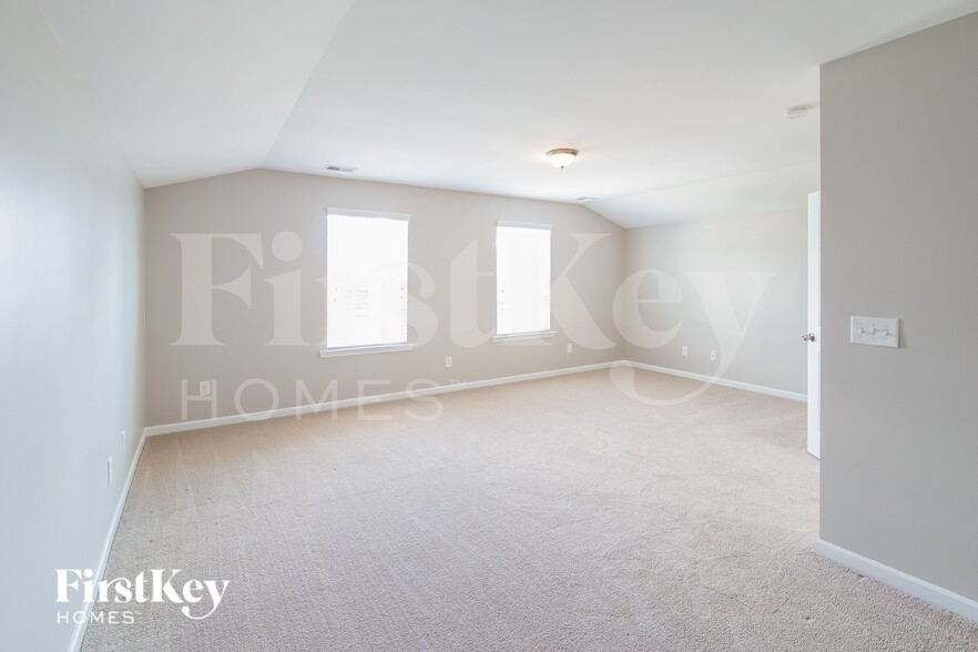 Building Photo - 647 Redbud Ln