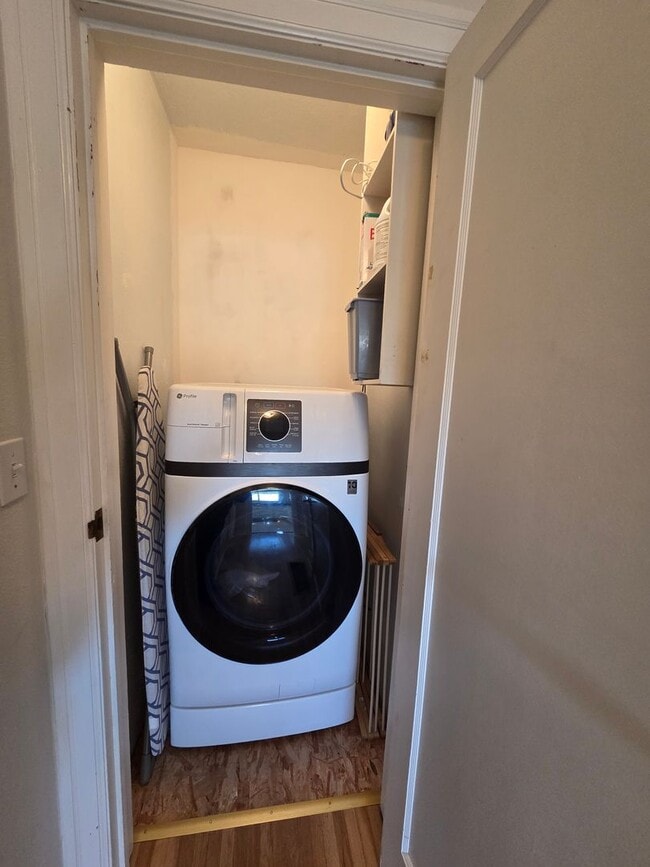 Building Photo - Fully Furnished 1-Bedroom with River Views...