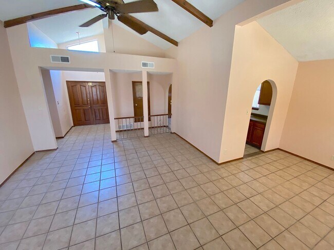 Building Photo - Northeast El Paso 3bed/2bath with Mountain...