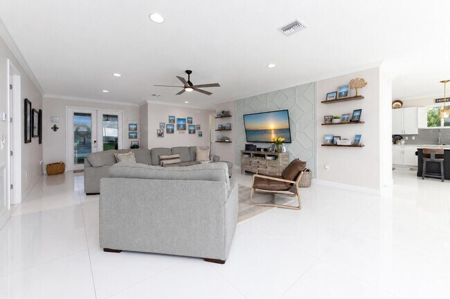 Building Photo - 314 NE Surfside Ave