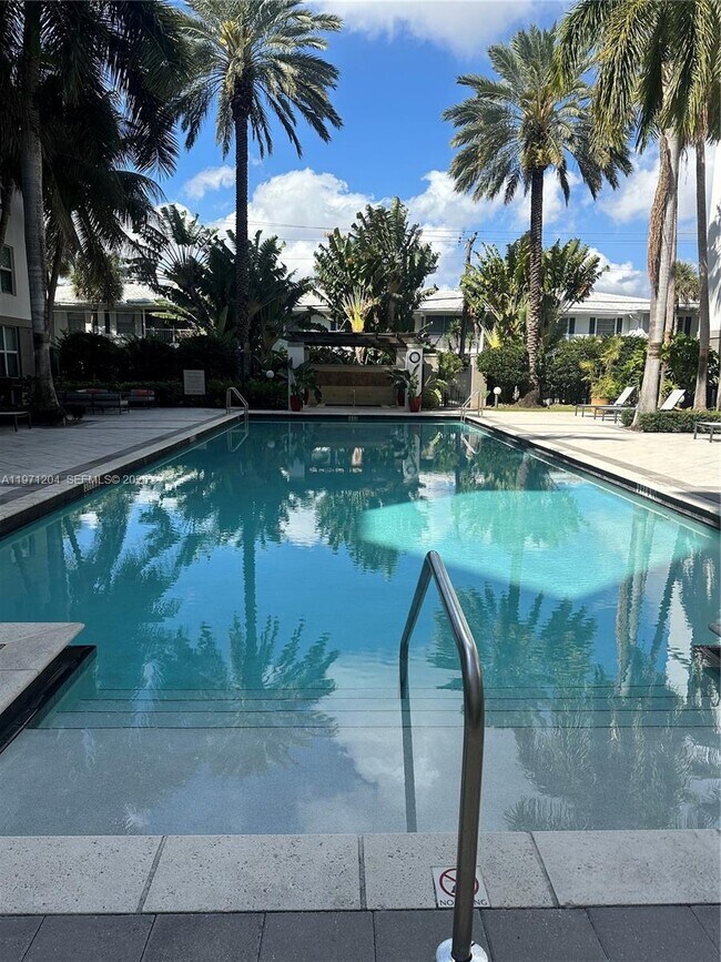 Building Photo - 2421 NE 65th St