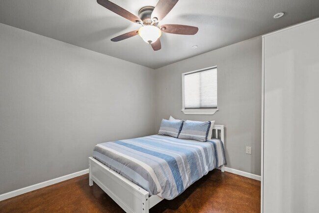 Building Photo - 1740 W Live Oak St