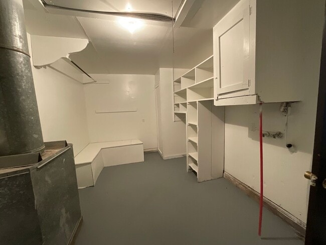 Building Photo - 3 bed. 1.5 bath 2 living areas