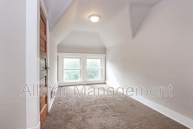 Building Photo - 3195 Whitethorn Rd