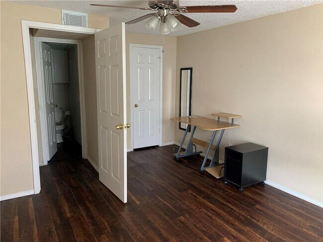 Building Photo - Waterford 310