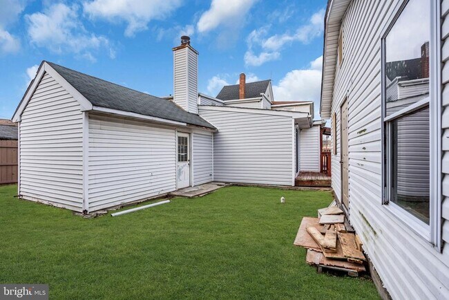 Building Photo - 210 Kossuth St