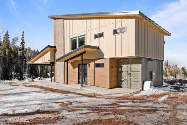 Building Photo - 220 Circle Dr