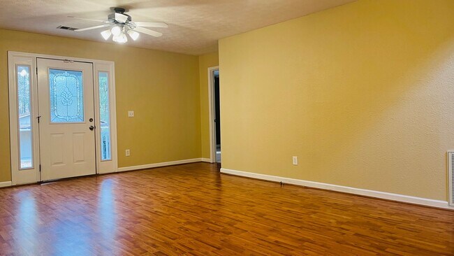 Building Photo - Charming Cottage Style 4 bedroom, 2 bathroom home in Lagrange! Must See!