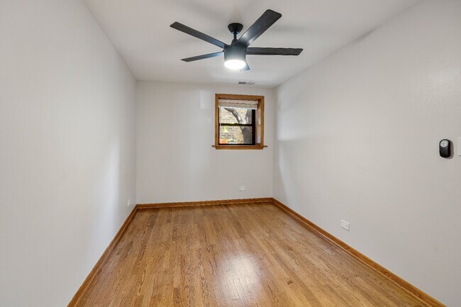 Building Photo - Garden unit: Renovated 1 bed in Logan Square - Now Leasing!
