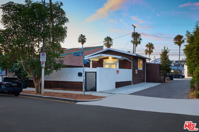 Building Photo - 1141 Cabrillo Ave