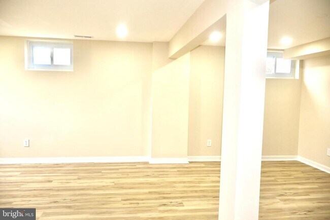 Building Photo - 147 Deacon Rd