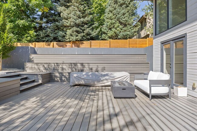 Building Photo - 5 bed 3.5 Bath Home in North Boulder W/Large Backyard, Swimming Pool & Jacuzzi!