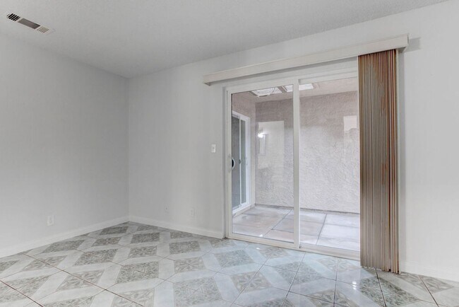 Building Photo - 808 Hedge Way