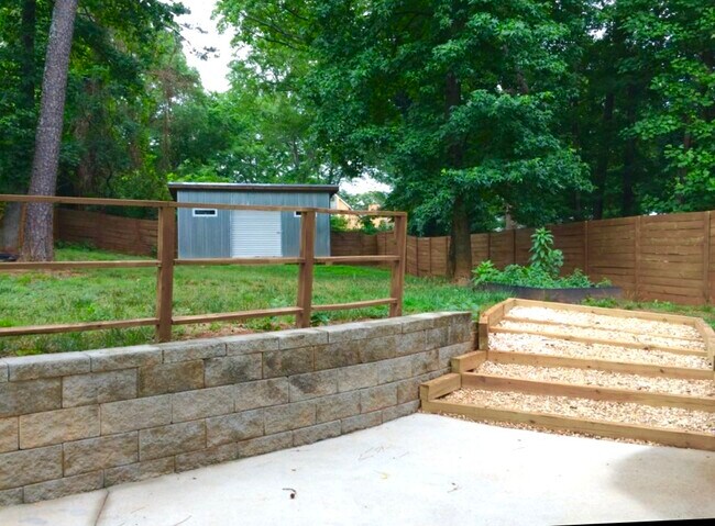 Building Photo - 2466 Lake Dr SE