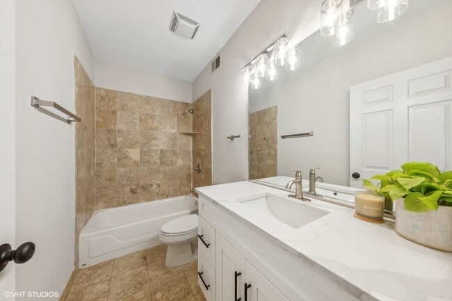 Building Photo - 820 W Hubbard St