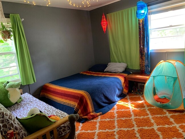 Building Photo - Charming Midvale Heights Ranch