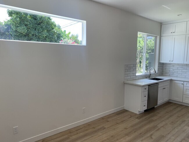 Building Photo - 4415 Stanbridge Ave