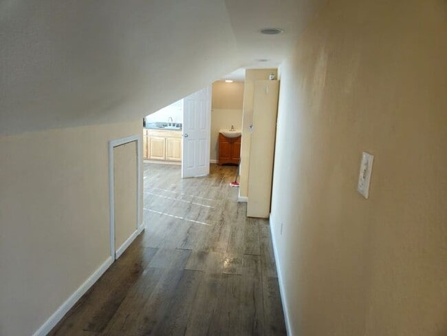 Building Photo - Large Downtown Studio, walking distance to UNR and Downtown Reno