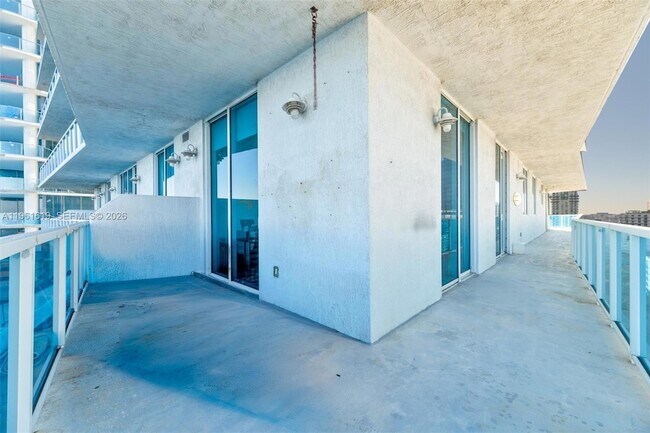 Building Photo - 700 NE 25th St