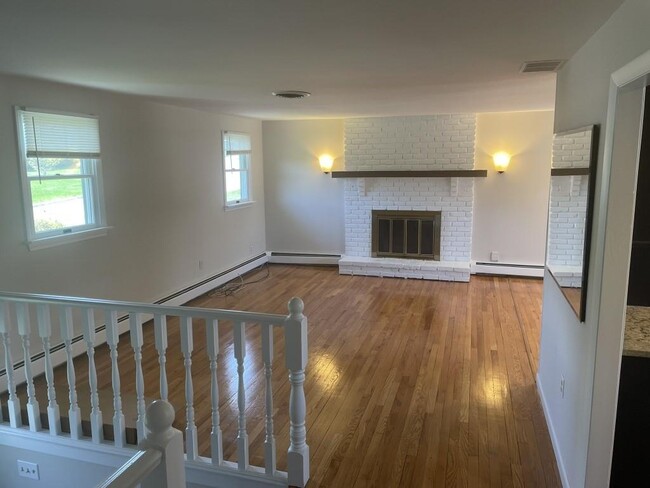 Building Photo - 5 Pine Crest Dr