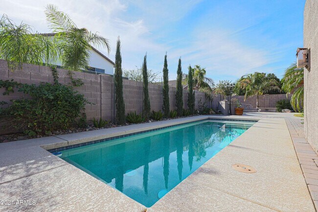 Building Photo - Gorgeous fully upgraded single level 4 bed home with private pool in North Peoria