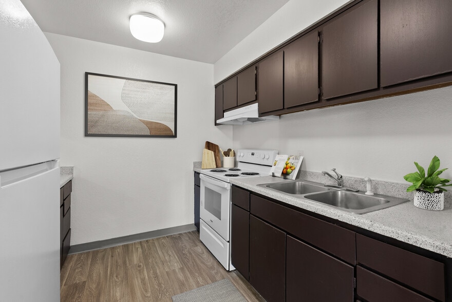 Building Photo - Golden Apartments