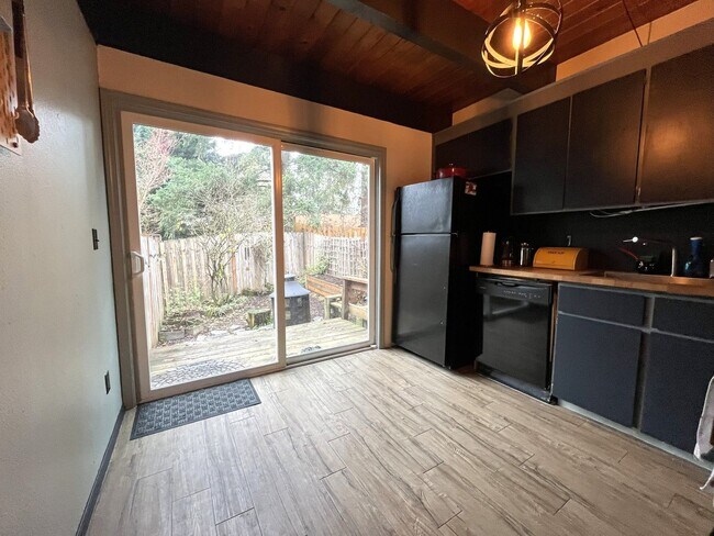 Building Photo - Cozy Portland Home with Spacious Living Room & Fenced Backyard