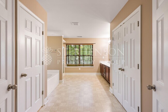 Building Photo - 405 Abbeydale Way
