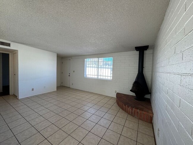 Building Photo - 2Bdm 1 Bath, Washer/Dryer Hookups, Will no last long!