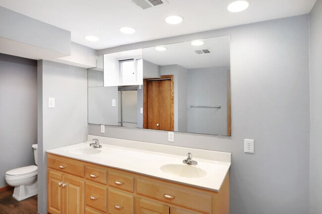 Building Photo - Don't Fuss with the Bus -5 Bed - 3 Bath - ...