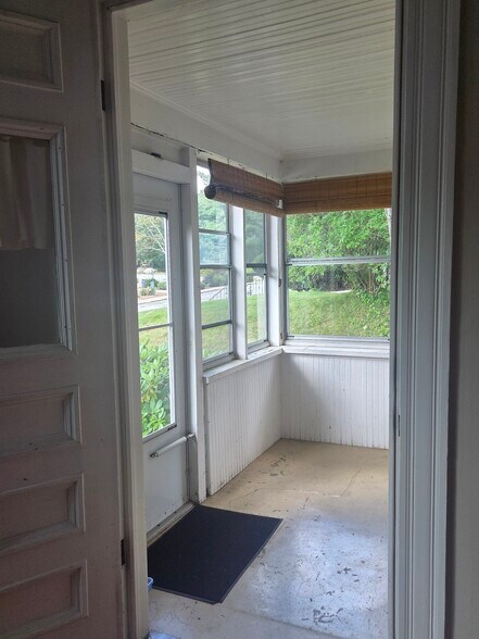 3-season front porch - 27 Granite St