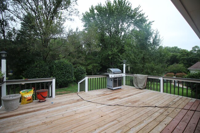 Building Photo - Beautifully updated 'Tonka rental available! 3 beds 2 baths in Royal Hills!