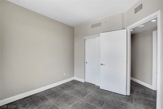 Building Photo - 222 E Karen Ave