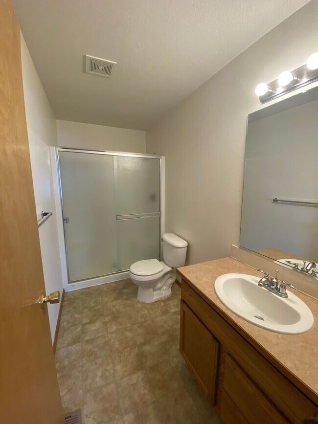 Building Photo - 2559-2559 W Apperson Dr