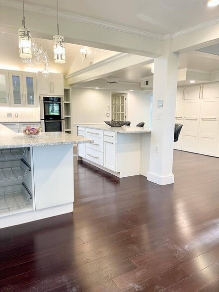 Building Photo - 915 Woodlawn Dr NE