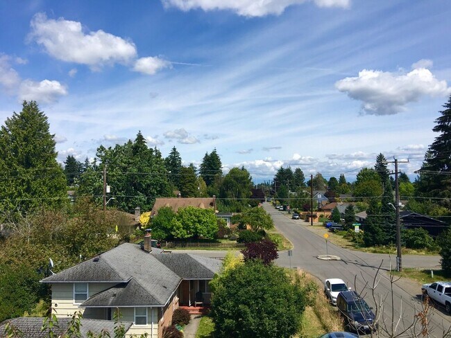 Building Photo - Stunning Town Home with Views of the Sound!