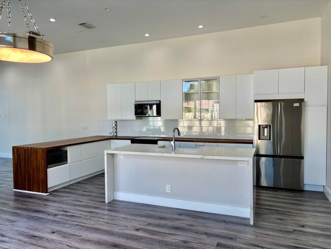 Building Photo - 5865 NW 125th Ave