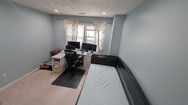 Building Photo - 20 Winterberry Way