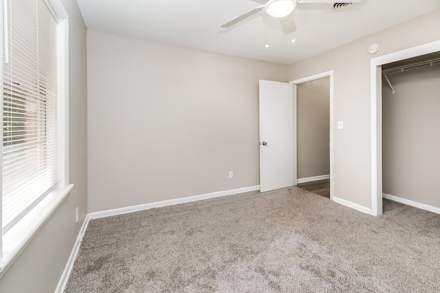 Building Photo - 5141 Hillside Dr NW