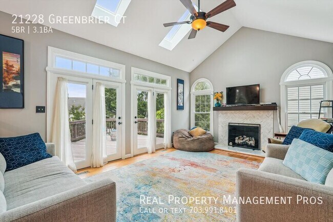 Building Photo - 21228 Greenbrier Ct