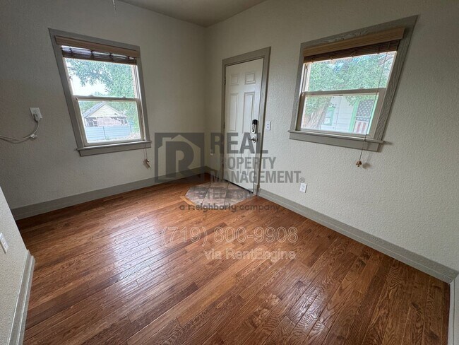 Building Photo - 902 W 11th St