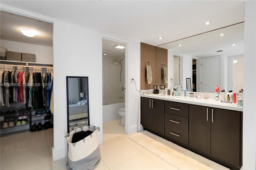 Building Photo - 100 Bayview Dr