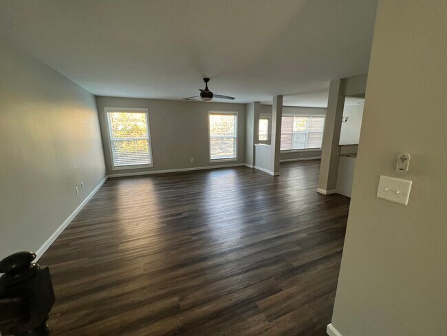 Building Photo - 3909 Sweetspire Dr