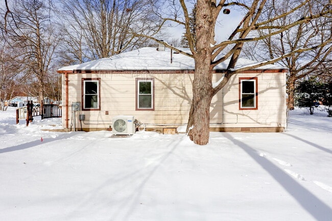 Building Photo - Completely Updated 3 Bedroom Home -  $1600/Month