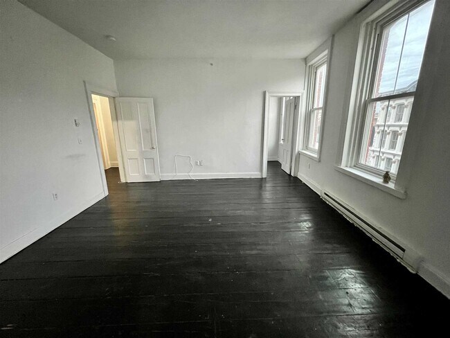 Building Photo - 304 Main St