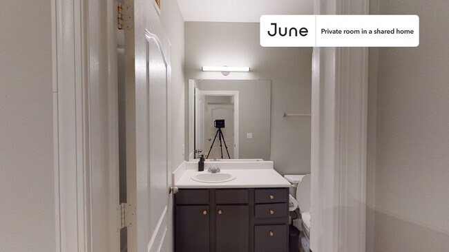 Building Photo - Room in Shared 4 bed/4 bath home